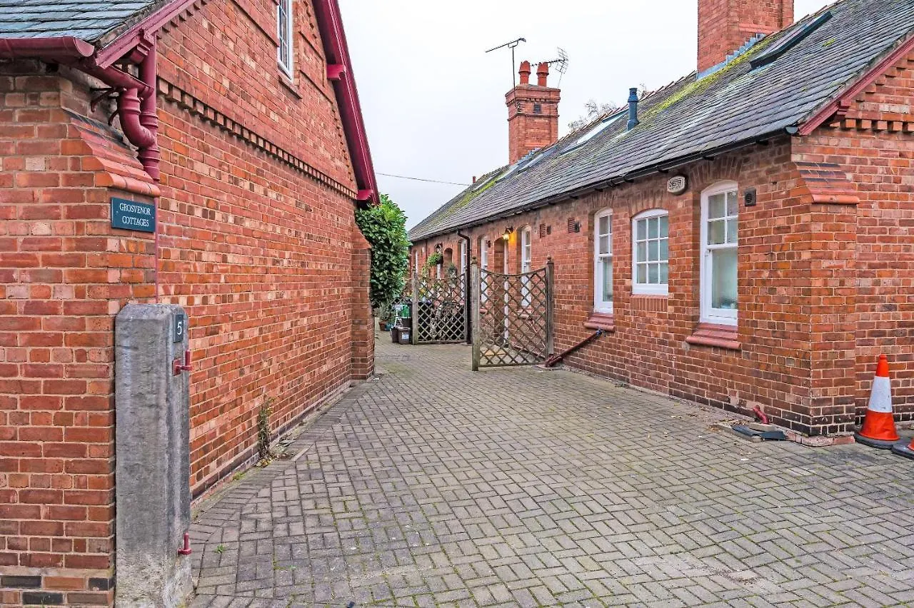 Country Charm Cottage Sleeps 4 & Free Parking Chester Holiday home