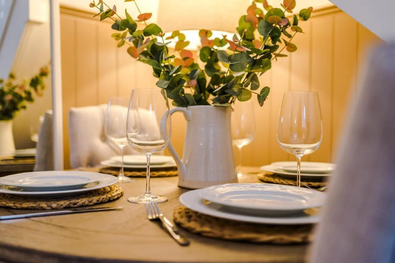 Country Charm Cottage Sleeps 4 & Free Parking Chester