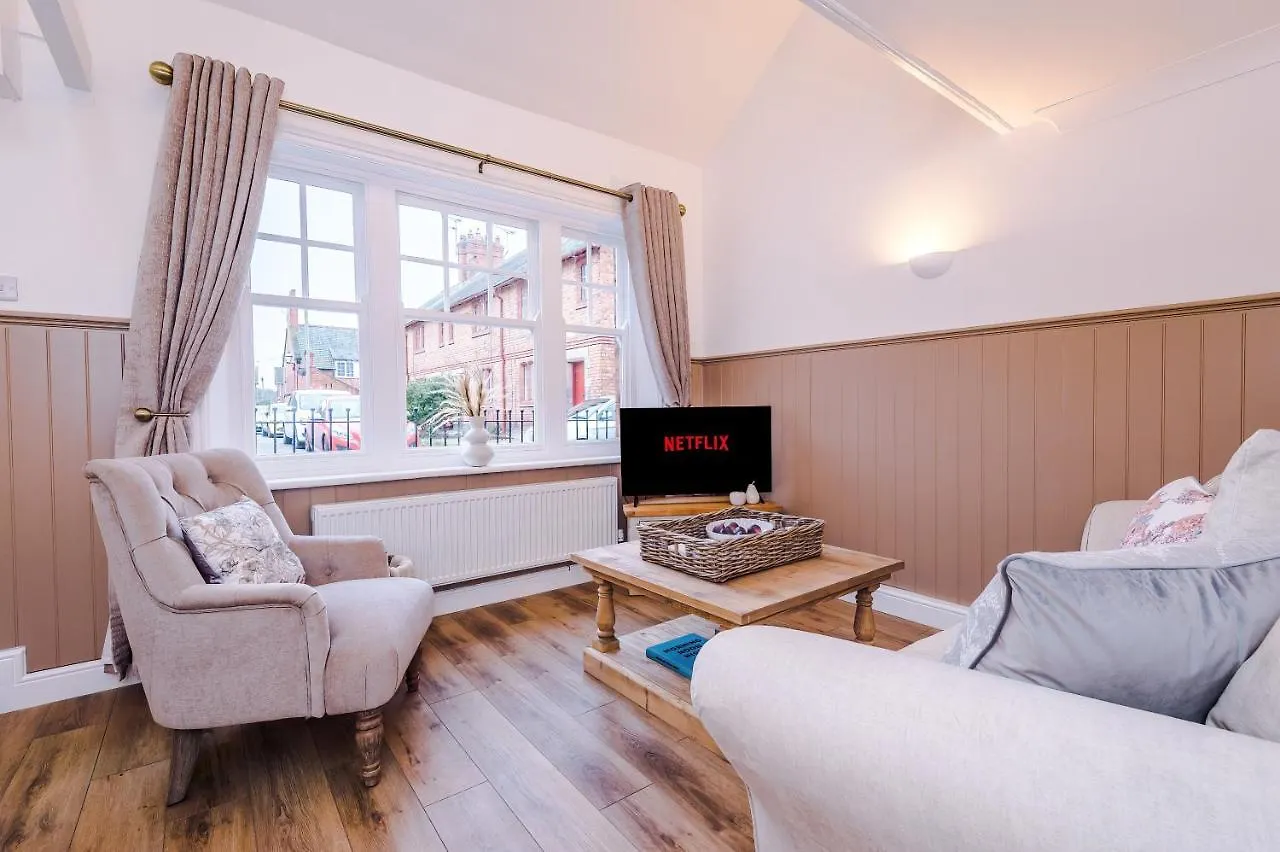 Country Charm Cottage Sleeps 4 & Free Parking Chester